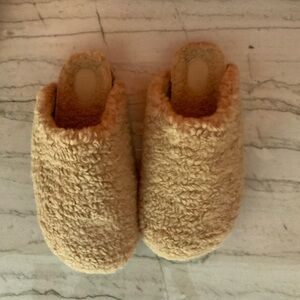 INTENTIONALLY BLANK Fuzzy Slippers Indoor/Outdoor six 7 GREAT GIFT! NWT